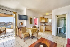 Superior Deluxe Suite, Sea View | Aire de séjour