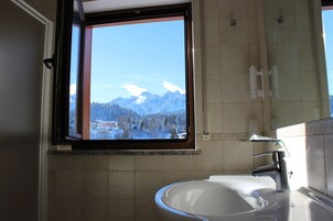 双人房, 1 张大床 | 浴室 | 淋浴设施、免费洗浴用品、吹风机、坐浴桶