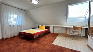 Premium bedding, individually furnished, desk, laptop workspace - PE Loft Central (Friedrichshafen)