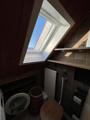 Studio (Apartment) | Bathroom | Shower, hair dryer, towels