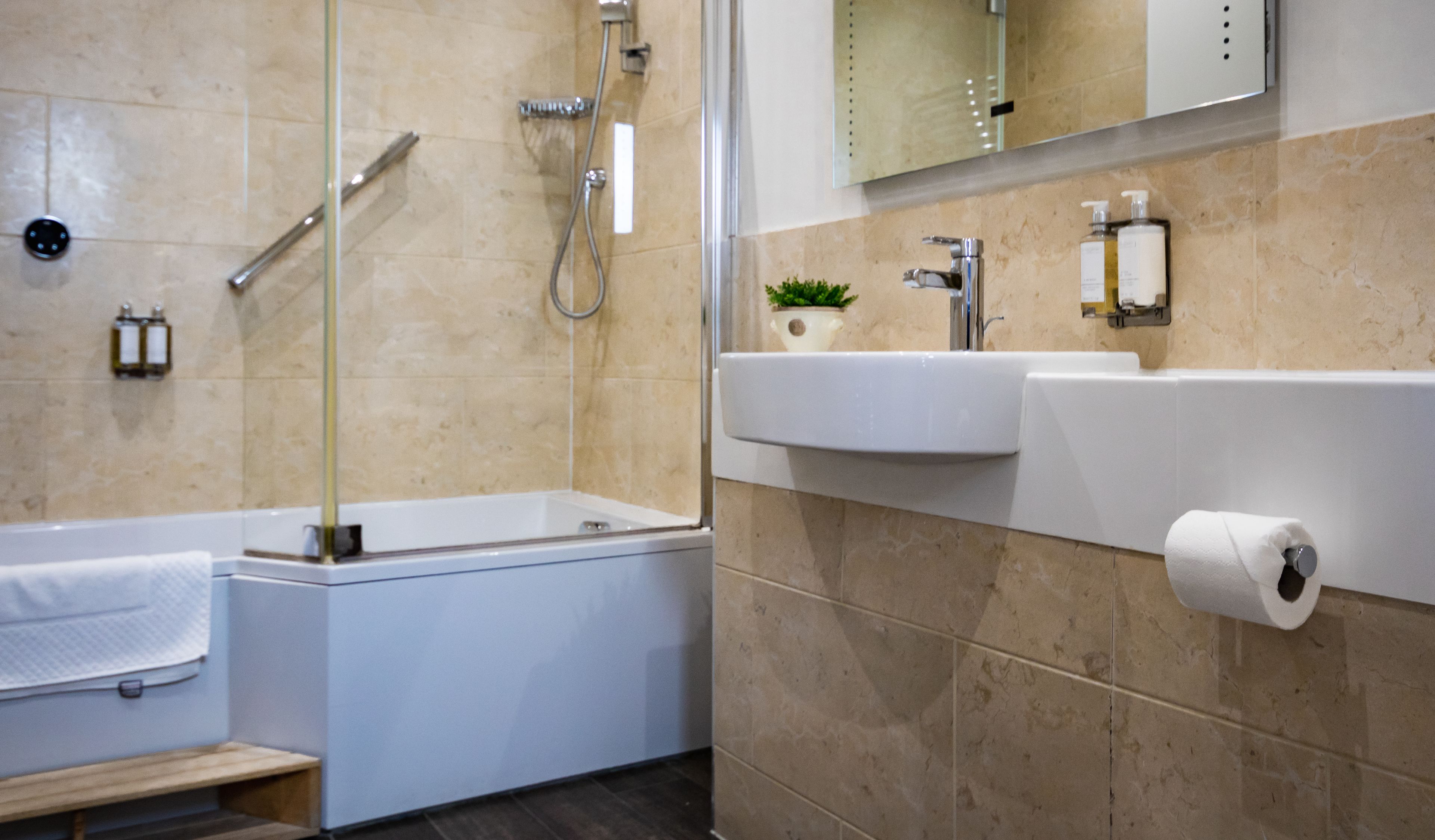 combined shower/bathtub, deep-soaking bathtub, free toiletries