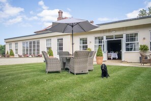 Outdoor dining -  The Pheasant Hotel, Holt, Norfolk (Holt)