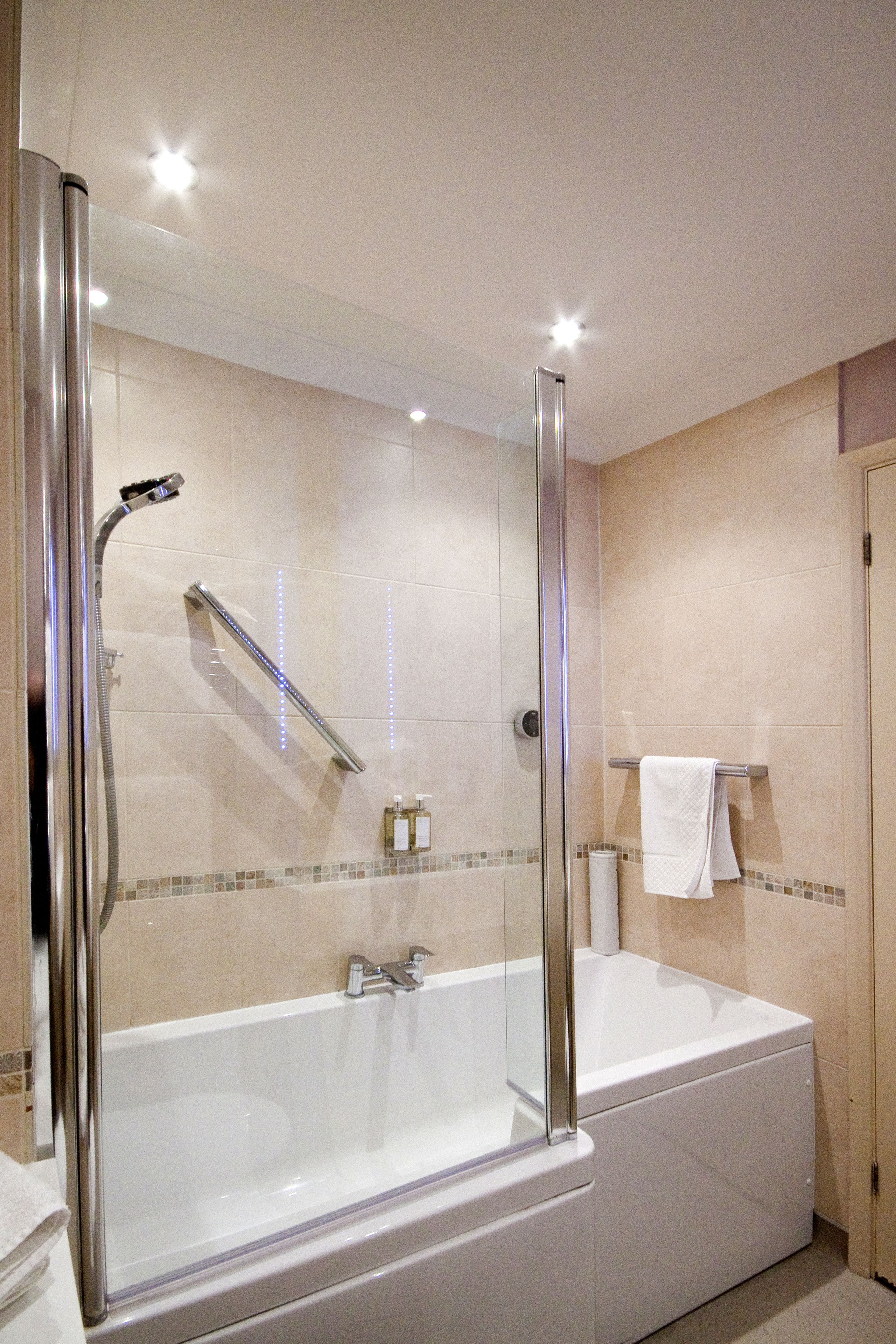 combined shower/bathtub, deep-soaking bathtub, free toiletries