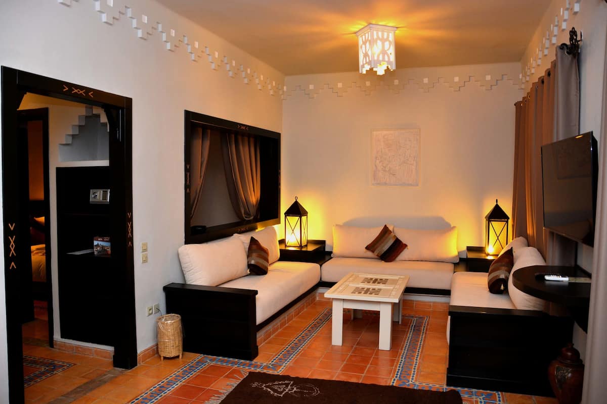 Minibar, in-room safe, blackout drapes, WiFi (free)