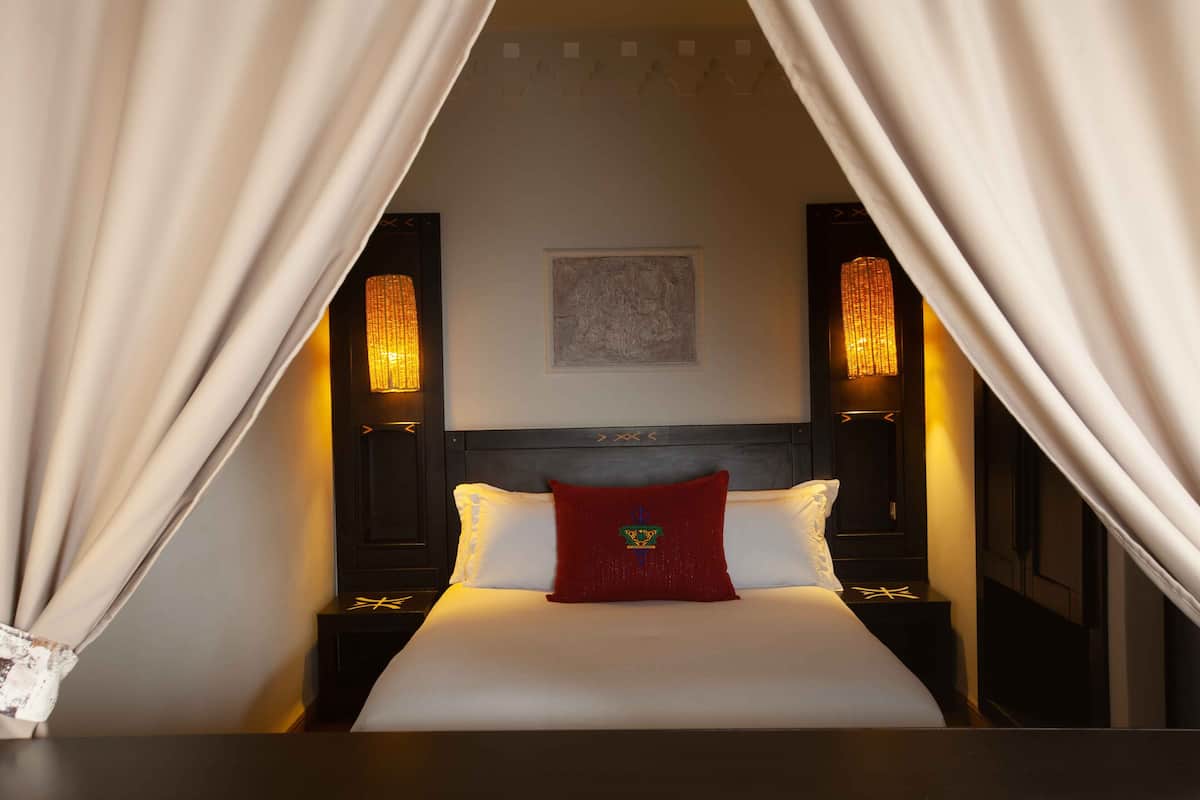 Minibar, in-room safe, blackout drapes, WiFi (free)