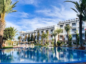 Outdoor pool, pool umbrellas, pool loungers - Borjs Hotel Suites & SPA (Agadir)