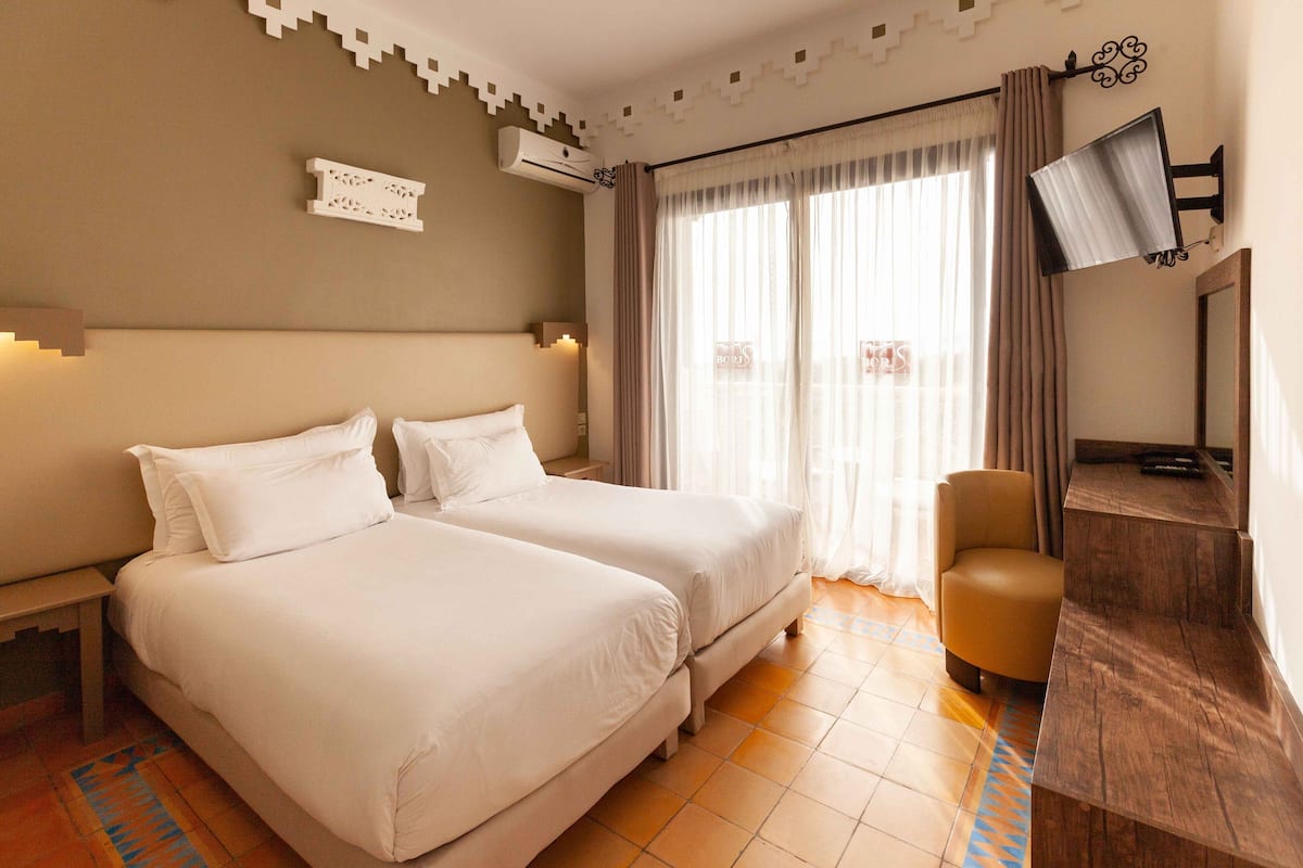 Minibar, in-room safe, blackout drapes, WiFi (free)