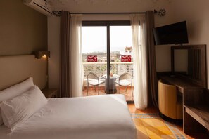 Frigobar, cofres nos quartos, cortinas blackout, Wi-Fi de cortesia