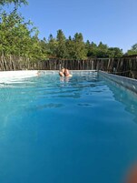 สระว่ายน้ำกลางแจ้ง