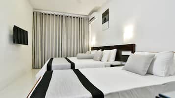 Habitación triple estándar, 1 habitación, vistas a la montaña | Ropa de cama de alta calidad, escritorio, cortinas opacas