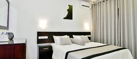 Literie de qualité supérieure, bureau, rideaux occultants