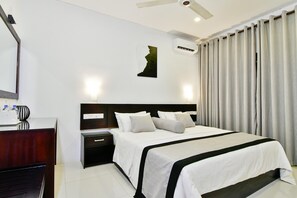 Habitación doble estándar, 1 habitación, vista a la montaña | Ropa de cama de alta calidad, escritorio y cortinas blackout 