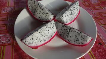 Se sirven desayunos, comidas, cenas y cocina local