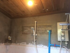 Douche, articles de toilette gratuits, chaussons, serviettes fournies