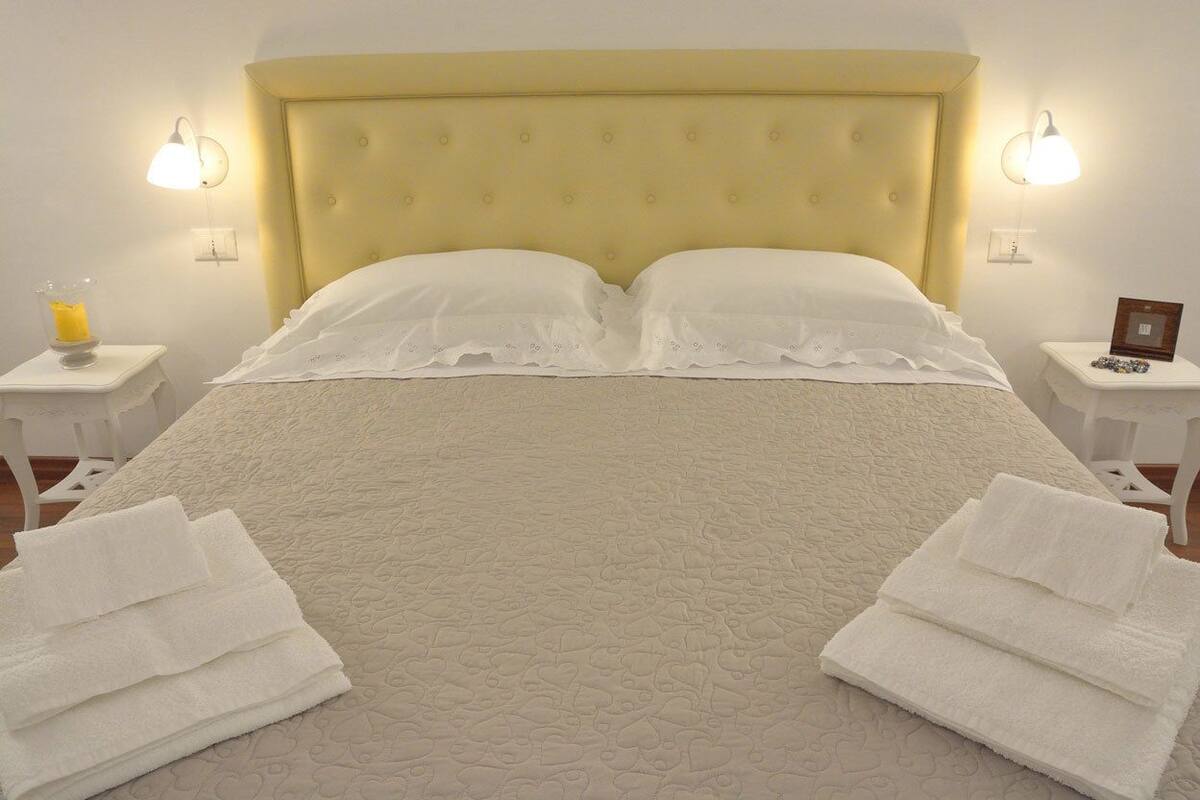 Premium bedding, in-room safe, desk, free cots/infant beds