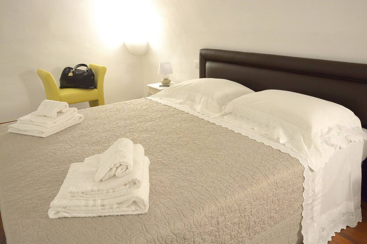Premium bedding, in-room safe, desk, free cots/infant beds