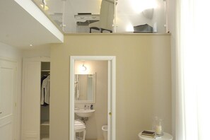 Triple Room | Bathroom | Shower, rainfall showerhead, free toiletries, hair dryer