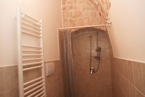 Shower, free toiletries, hair dryer, bidet - La Dimora Gigante (Castellana Grotte)