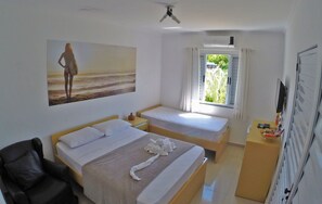 Habitación triple | Ropa de cama de alta calidad, minibar y decoración personalizada 