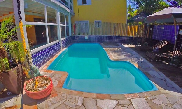 Alberca al aire libre y sombrillas en la alberca 