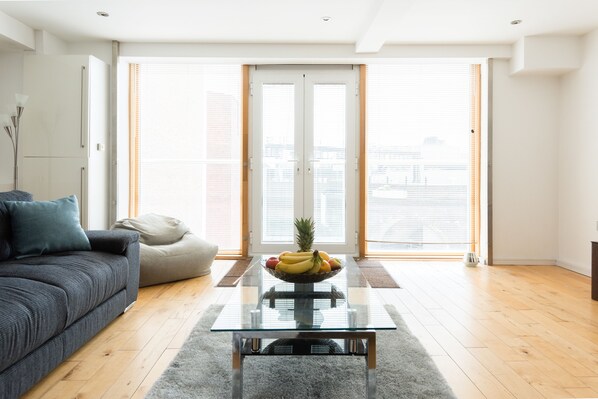 Living area - Platinum Apartment next to London Bridge 9995 (London)