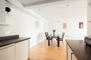 Apartment, Non Smoking (9995) | Private kitchen | Full-sized fridge, microwave, oven, stovetop