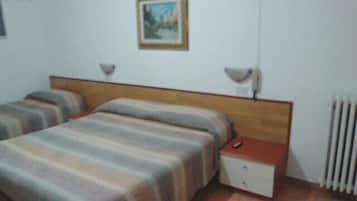 Een bureau, gratis wifi, beddengoed