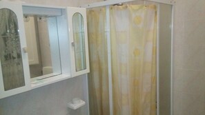 Quarto quádruplo, suíte | Banheiro | Bidê, sabonete, papel higiênico 