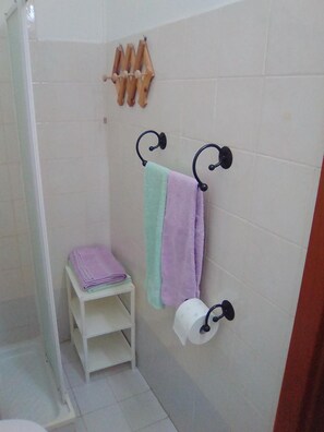 Kloset, sabun,  dan tisu toilet