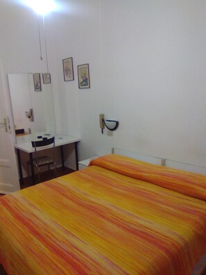 Escrivaninha, Wi-Fi de cortesia, roupa de cama