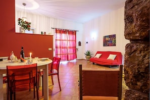 Casa, 2 habitaciones | Área de sala de estar | Televisión de pantalla plana 
