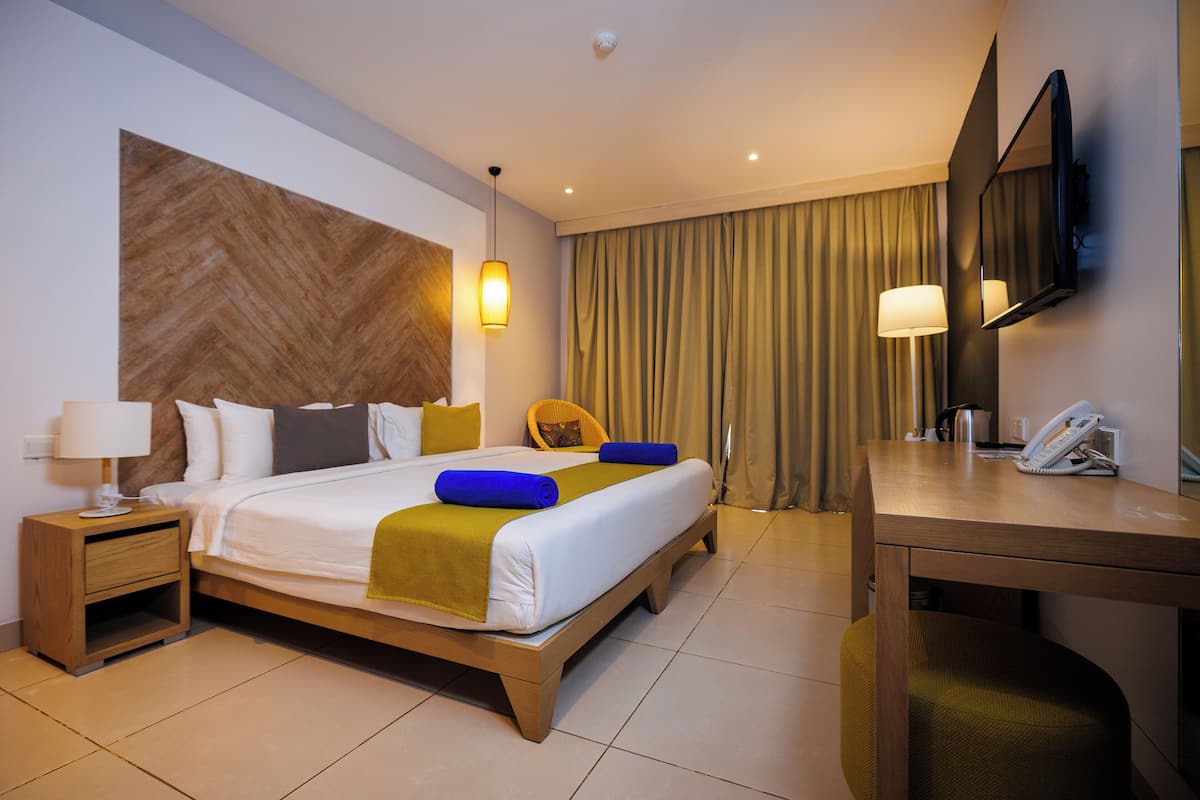 frette italian sheets, premium bedding, minibar, in-room safe