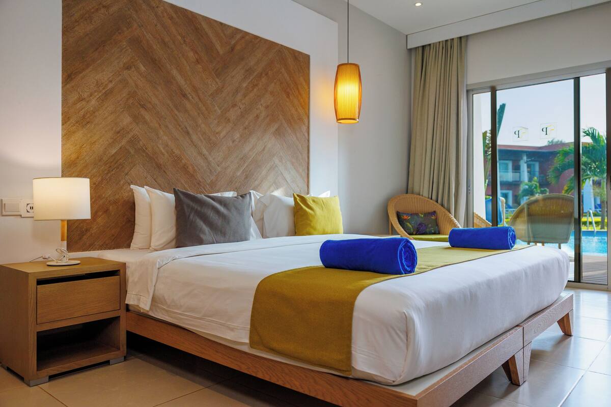 standard triple room (swim up) | bathroom | shower, rainfall showerhead, free toiletries, hair dryer