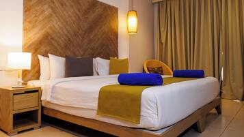 Phòng đơn (Swim Up) | Bộ trải giường bằng vải Frette của Ý, bộ đồ giường cao cấp, minibar