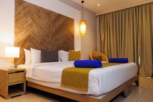 单人房 (Swim Up) | 意大利 Frette 床单、高档床上用品、迷你吧、客房内保险箱