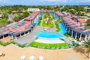 Outdoor pool, pool umbrellas, sun loungers - African Princess Beach Hotel (Serrekunda)