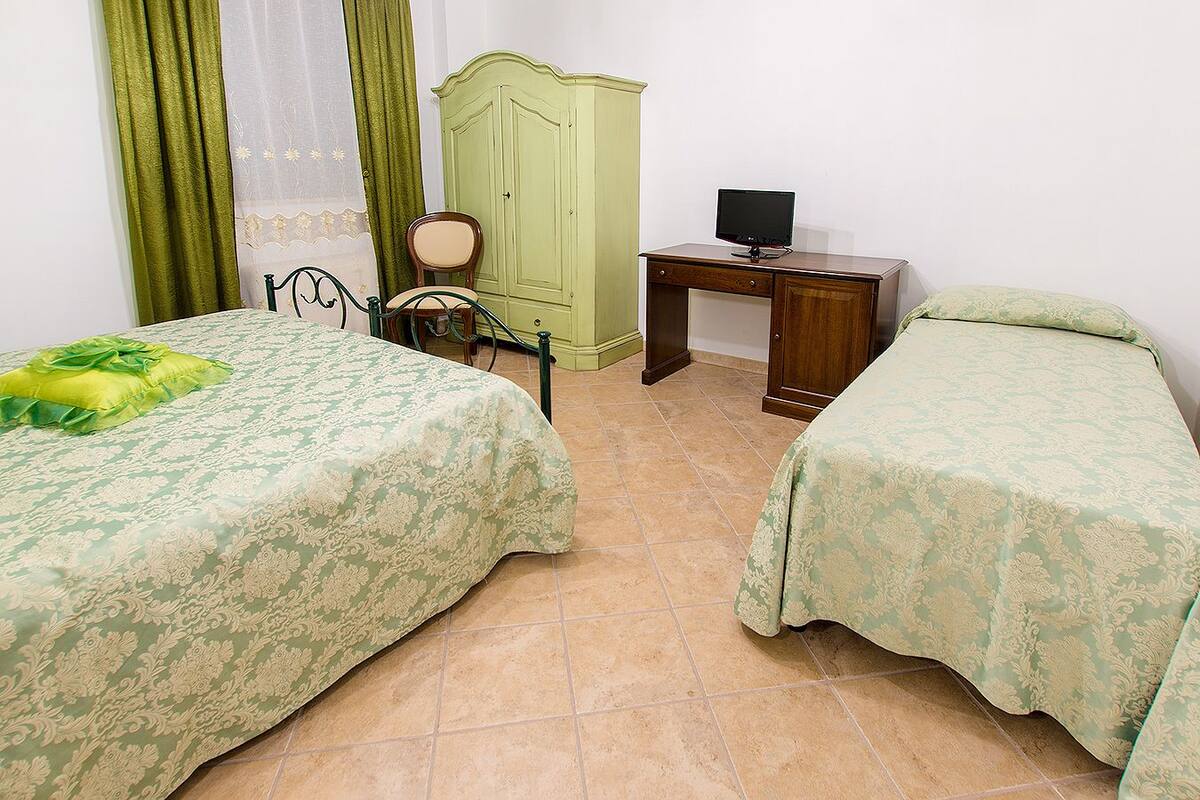 Individually furnished, soundproofing, free WiFi