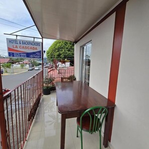 Terrace/patio - Hotel La Cascada - Hostel (La Fortuna)