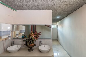 Bathroom - Hotel La Cascada - Hostel (La Fortuna)