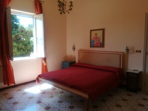 Dobbeltrom | Skrivebord, skrivebord for bærbar PC, wi-fi (inkludert) og sengetøy