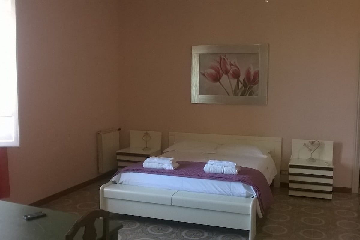 Deluxe suite, uitzicht op zee | Een bureau, een laptopwerkplek, gratis wifi, beddengoed