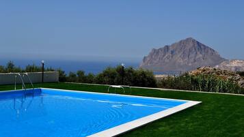 Piscina stagionale all'aperto, ombrelloni da piscina, lettini