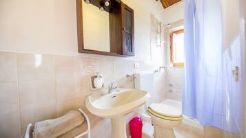 Apartment, 2 Schlafzimmer | Badezimmer | Dusche, Handtücher