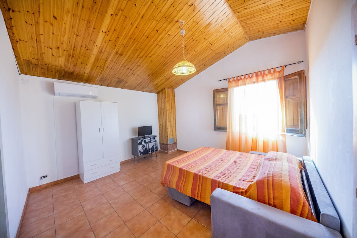 Apartamento, 2 quartos | Wi-Fi de cortesia, roupa de cama