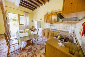 Lägenhet - 1 sovrum - bottenvåning | Eget kök | Kylskåp, spishäll och grytor/köksredskap