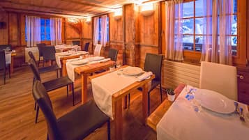 Serveert ontbijt en diner, Franse gerechten