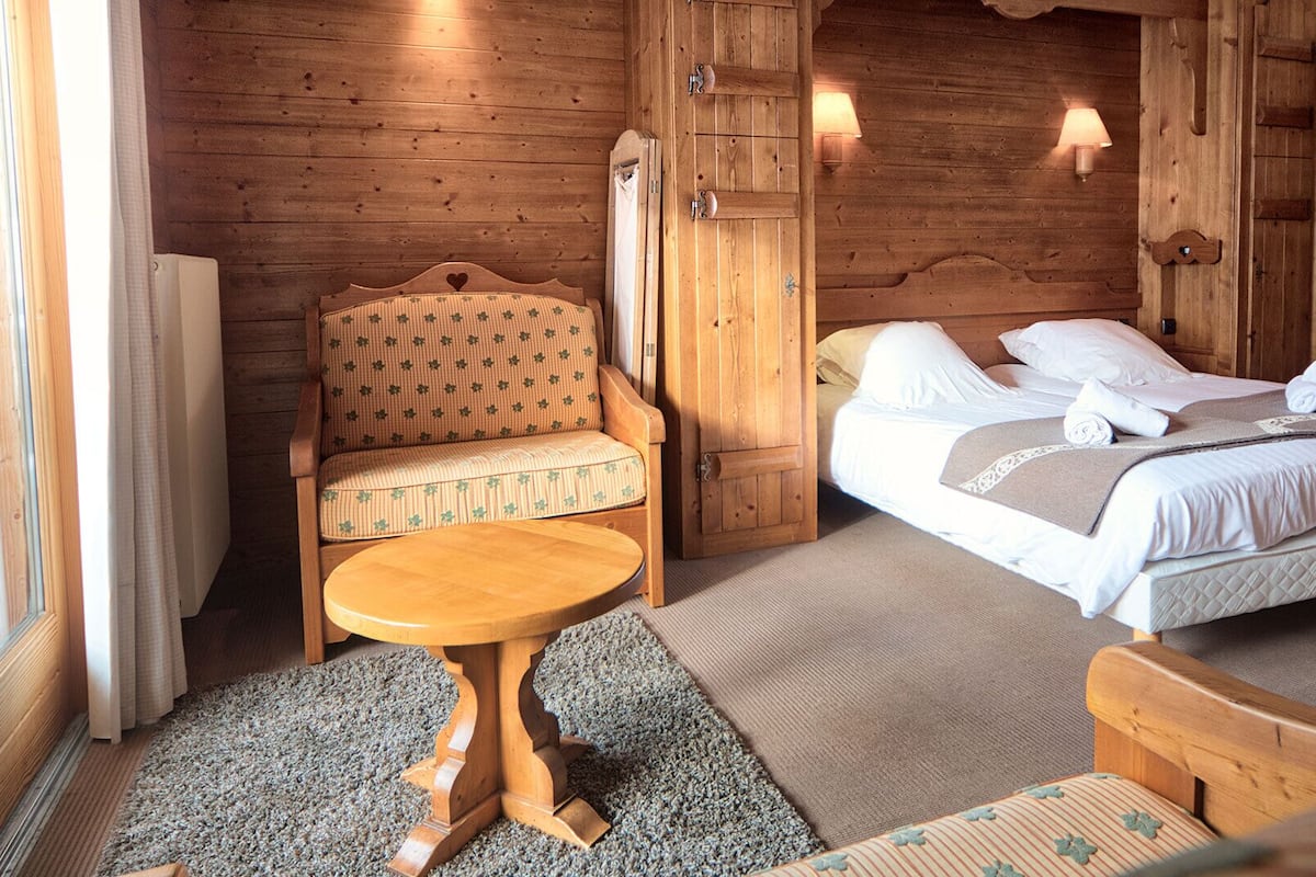 Driepersoonskamer | Een bureau, babybedden (toeslag), gratis wifi, individueel gedecoreerd