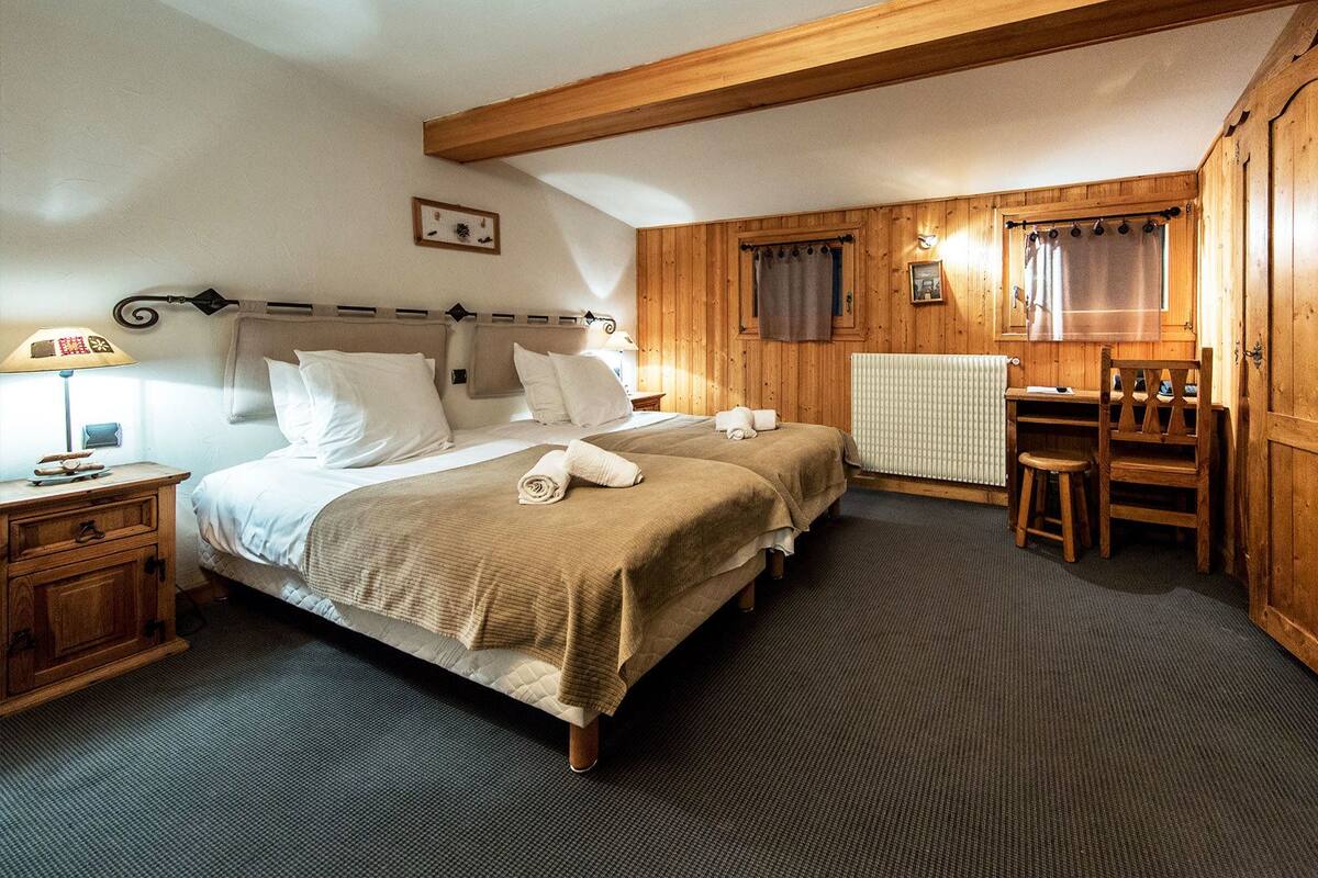 Een bureau, babybedden (toeslag), gratis wifi, individueel gedecoreerd