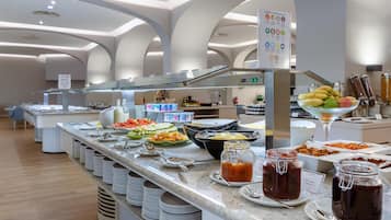 2 restaurantes; se sirven desayunos y cocina local e internacional