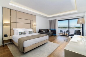 Minibar, caja de seguridad en la habitación y escritorio 